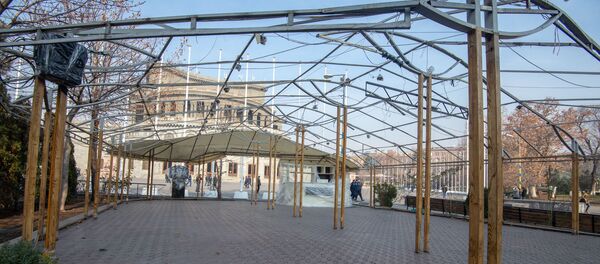 Металлическая конструкция летнего кафе рядом со зданием Оперного театра Металлическая конструкция летнего кафе рядом со зданием Оперного театра - Sputnik Արմենիա