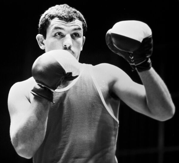 Валерий Абаджян: человек, отправивший в нокаут самого Леннокса Льюиса  - Sputnik Армения