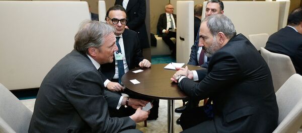 Премьер-министр Армении Никол Пашинян встретился с уполномоченным при президенте России по правам предпринимателей Борисом Титовым (23 января 2019). Давос - Sputnik Армения