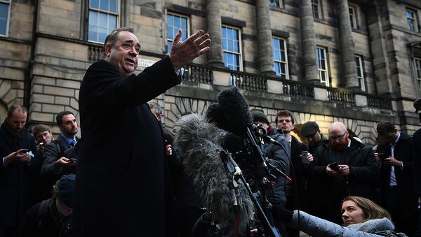 Бывший первый министр Шотландии Алекс Салмонд обращается к СМИ за пределами заседания суда (8 января 2019). Эдинбург - Sputnik Արմենիա