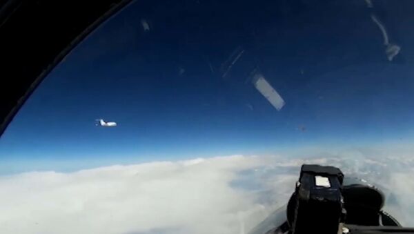 Кадры перехвата российским Су-27 самолета ВВС Швеции - Sputnik Армения