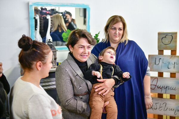 Հուսով եմ` կկարողանամ օգնել ինչով կարող եմ. Նունե Սարգսյանը «Բարի տնակ» է այցելել Հուսով եմ` կկարողանամ օգնել ինչով կարող եմ. Նունե Սարգսյանը «Բարի տնակ» է այցելել - Sputnik Արմենիա