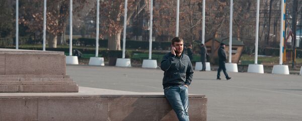 Молодой человек с телефоном - Sputnik Армения