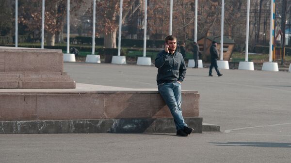 Молодой человек с телефоном - Sputnik Армения
