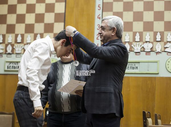 Սերժ Սարգսյանը պարգևատրել է շախմատի կանանց և տղամարդկանց առաջնությունների հաղթողներին - Sputnik Արմենիա