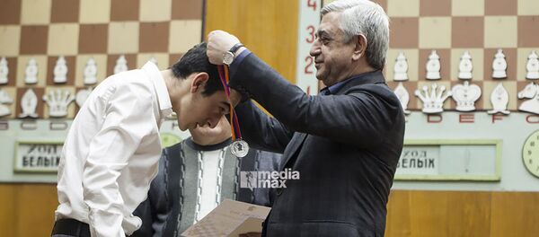 Президент Федерации шахмат Армении Серж Саргсян наградил победителей (24 января 2019). Еревaн - Sputnik Армения