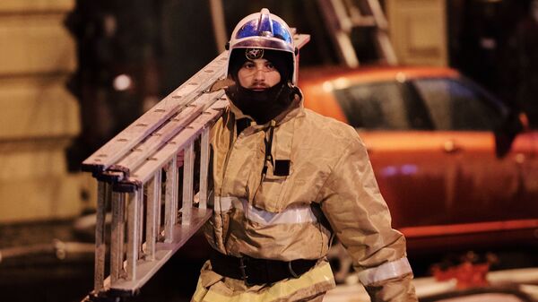 На востоке Москвы горит трехэтажное здание, к тушению пожара привлекли авиацию