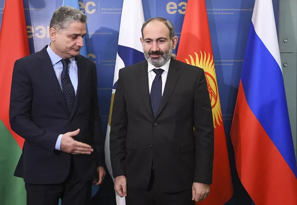 Премьер-министр Армении Никол Пашинян и председатель коллегии Евразийской экономической комиссии Тигран Саркисян в штаб-квартире ЕЭК (25 января 2019). Москвa - Sputnik Армения
