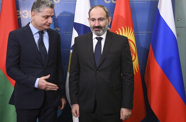 Премьер-министр Армении Никол Пашинян и председатель коллегии Евразийской экономической комиссии Тигран Саркисян в штаб-квартире ЕЭК (25 января 2019). Москвa - Sputnik Армения