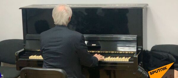 Тигран Мансурян исполнил “Осеннее солнце” Тигран Мансурян исполнил “Осеннее солнце” - Sputnik Արմենիա