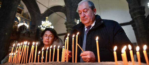 Президент Армен Саркисян с супругой Нунэ Саркисян в церкви Святой Богородицы (25 января 2019). Гюмри Президент Армен Саркисян с супругой Нунэ Саркисян в церкви Святой Богородицы (25 января 2019). Гюмри - Sputnik Արմենիա