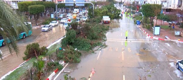 Мощный смерч перевернул автобус в Анталье. Момент инцидента Мощный смерч перевернул автобус в Анталье. Момент инцидента - Sputnik Армения