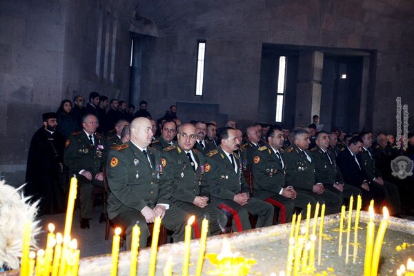 Ко дню Армянской армии: военнослужащие будут носить на груди крест Ашот Железный - Sputnik Армения