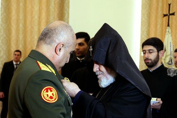 Ко дню Армянской армии: военнослужащие будут носить на груди крест Ашот Железный - Sputnik Армения