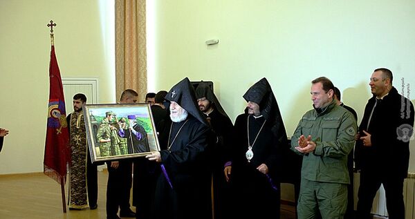 Ко дню Армянской армии: военнослужащие будут носить на груди крест Ашот Железный - Sputnik Армения