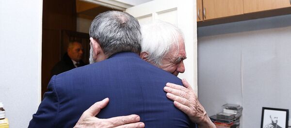 Премьер-министр Армении Никол Пашинян с супругой Анной Акопян посетили Тиграна Мансуряна - Sputnik Армения