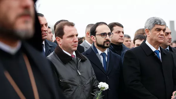 Церемония возложения цветов в пантеоне Ераблур (28 января 2019). Еревaн - Sputnik Армения