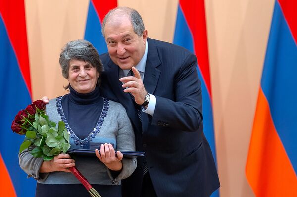 Տղաները, որ դիրքեր հանձնել չգիտեն. նախագահը չկարողացավ զսպել արցունքները Տղաները, որ դիրքեր հանձնել չգիտեն. նախագահը չկարողացավ զսպել արցունքները - Sputnik Արմենիա