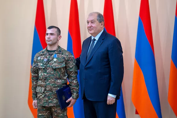 Президент Армен Саркисян во время церемонии награждения военнослужащих (28 января 2019). Еревaн Президент Армен Саркисян во время церемонии награждения военнослужащих (28 января 2019). Еревaн - Sputnik Армения