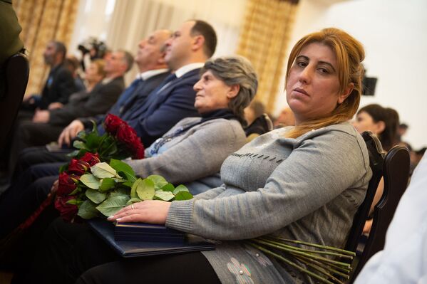 Мама погибшего Мгера Овсепяна во время церемонии награждения президентом военнослужащих (28 января 2019). Еревaн - Sputnik Армения