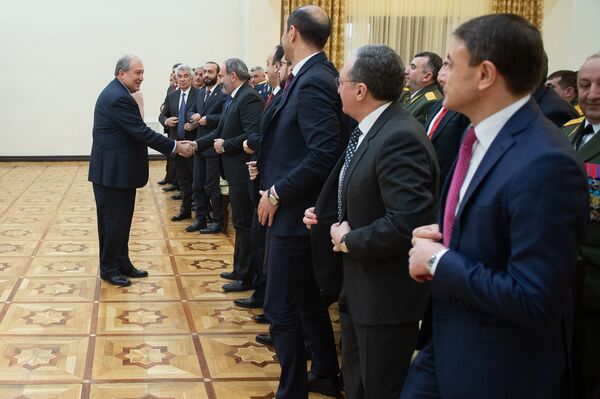 Տղաները, որ դիրքեր հանձնել չգիտեն. նախագահը չկարողացավ զսպել արցունքները Տղաները, որ դիրքեր հանձնել չգիտեն. նախագահը չկարողացավ զսպել արցունքները - Sputnik Արմենիա