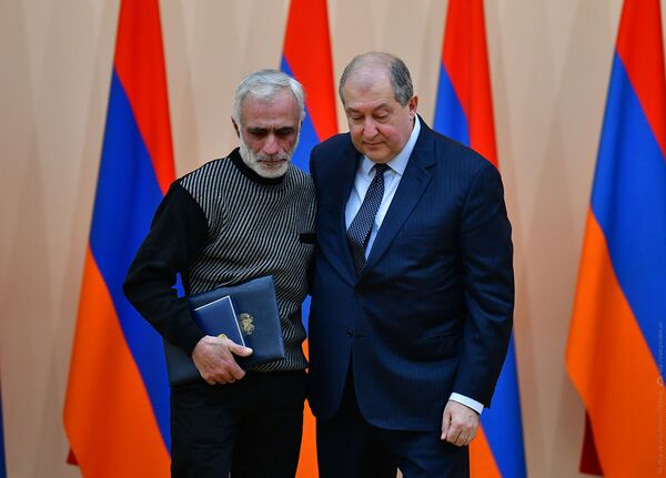 Эти ребята позиций сдавать не умеют: президент Армении не смог скрыть слез в День армии Эти ребята позиций сдавать не умеют: президент Армении не смог скрыть слез в День армии - Sputnik Армения