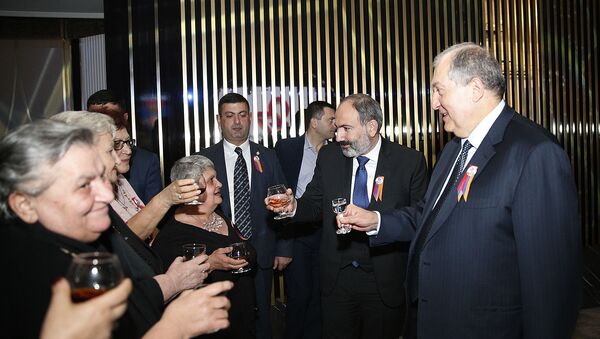 Никол Пашинян и Армен Саркисян на праздновании Дня армии - Sputnik Армения