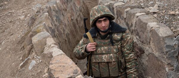 Военнослужащий-контрактник ВС Армении на боевом посту - Sputnik Армения