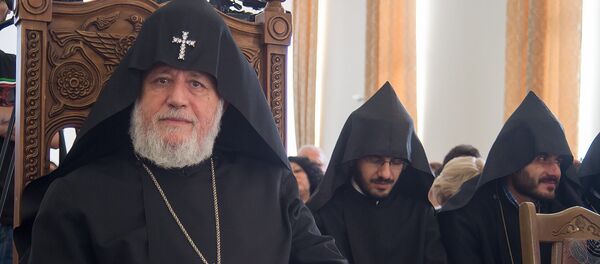 Католикос всех армян Гарегин II церемонии награждения кинорежиссеров Робера Гедикяна и Арутюна Хачатряна - Sputnik Армения