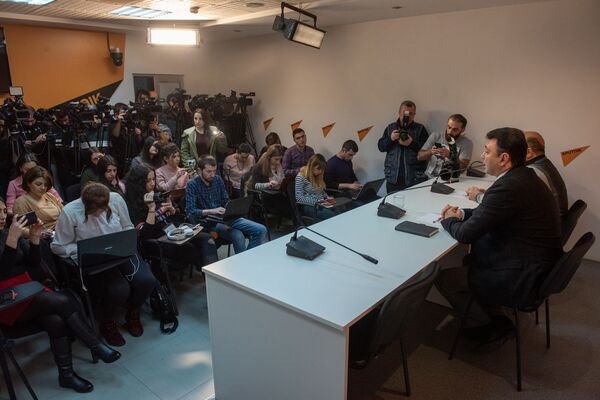 Эдуард Шармазанов на пресс-конференции в пресс-центре Sputnik Армения (29 января 2019). Еревaн Эдуард Шармазанов на пресс-конференции в пресс-центре Sputnik Армения (29 января 2019). Еревaн - Sputnik Армения