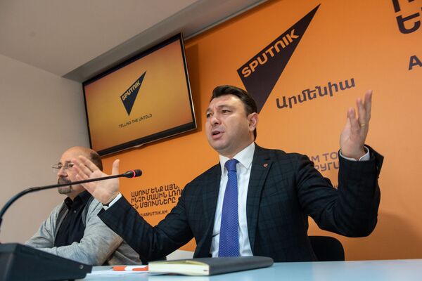 Эдуард Шармазанов на пресс-конференции в пресс-центре Sputnik Армения (29 января 2019). Еревaн Эдуард Шармазанов на пресс-конференции в пресс-центре Sputnik Армения (29 января 2019). Еревaн - Sputnik Армения
