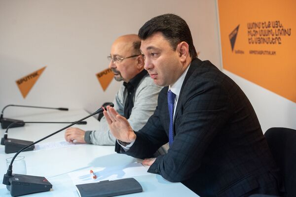 Эдуард Шармазанов на пресс-конференции в пресс-центре Sputnik Армения (29 января 2019). Еревaн Эдуард Шармазанов на пресс-конференции в пресс-центре Sputnik Армения (29 января 2019). Еревaн - Sputnik Армения