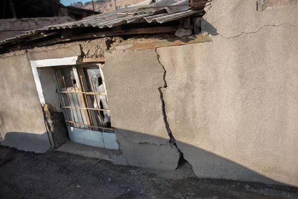 Ужасы нашего городка: что делать жителям Сари Таха, пока на их головы рушатся потолки Ужасы нашего городка: что делать жителям Сари Таха, пока на их головы рушатся потолки - Sputnik Армения