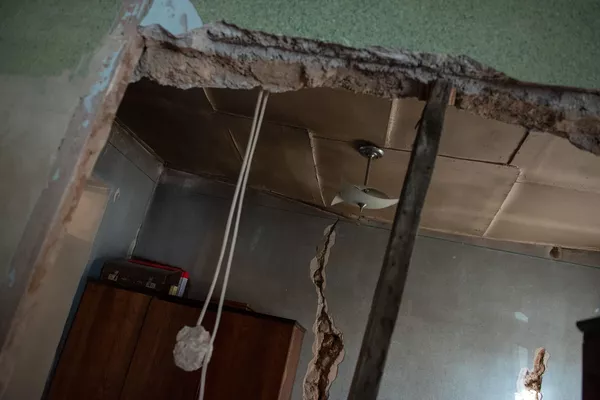 Ужасы нашего городка: что делать жителям Сари Таха, пока на их головы рушатся потолки Ужасы нашего городка: что делать жителям Сари Таха, пока на их головы рушатся потолки - Sputnik Армения
