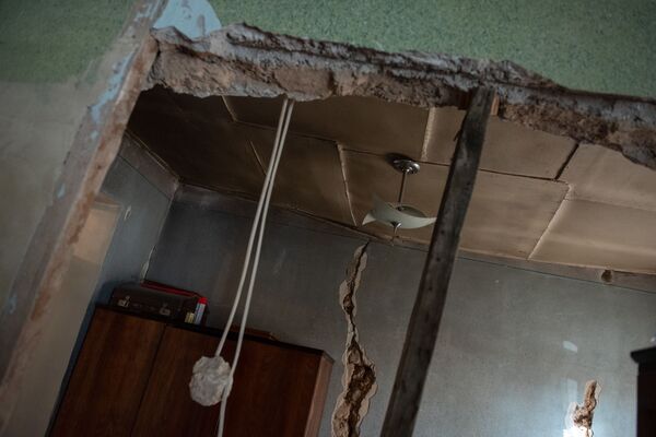 Ужасы нашего городка: что делать жителям Сари Таха, пока на их головы рушатся потолки - Sputnik Армения
