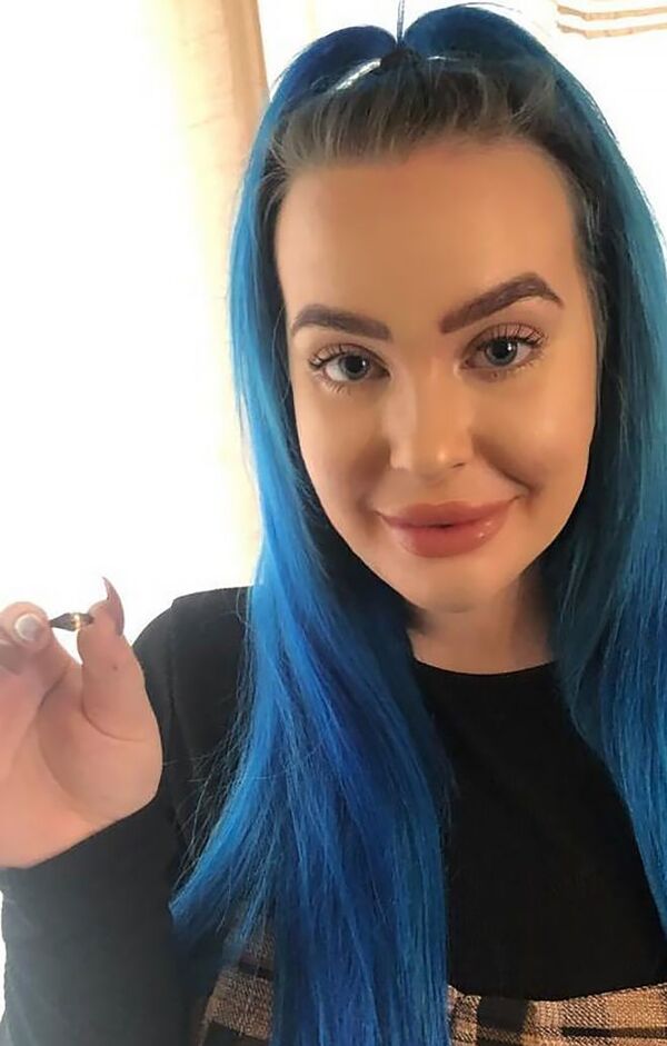 Пропало 12 лет назад: синеволосая британка чихнула и нашла в носу нечто невероятное - Sputnik Армения