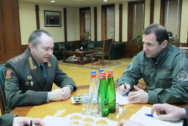 Тоноян и Авдеев обсудили вопросы боевой подготовки армяно-российской группировки войск Тоноян и Авдеев обсудили вопросы боевой подготовки армяно-российской группировки войск - Sputnik Армения