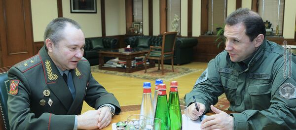 Министр обороны Давид Тоноян принял новоназначенного заместителя командира ЮВО, генерал-лейтенанта Алексея Авдеева и военного атташе посольства России, полковника Андрея Грищука (29 января 2019). Еревaн Министр обороны Давид Тоноян принял новоназначенного заместителя командира ЮВО, генерал-лейтенанта Алексея Авдеева и военного атташе посольства России, полковника Андрея Грищука (29 января 2019). Еревaн - Sputnik Արմենիա