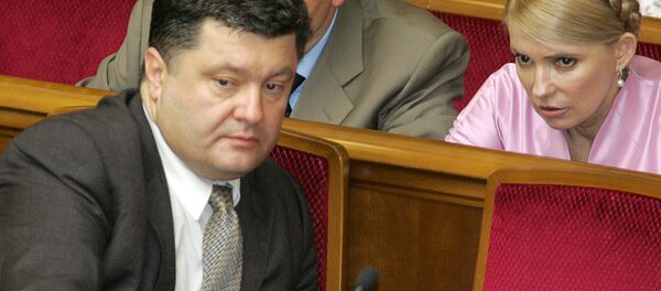 Кандидат на пост спикера Верховной Рады Петр Порошенко беседует с Юлией Тимошенко, которая будет восстановлена в должности премьер-министра (6 июля 2006). Киев Кандидат на пост спикера Верховной Рады Петр Порошенко беседует с Юлией Тимошенко, которая будет восстановлена в должности премьер-министра (6 июля 2006). Киев - Sputnik Армения