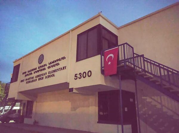 Турецкие флаги вывесили на армянских школах Лос-Анджелеса - фото - Sputnik Армения