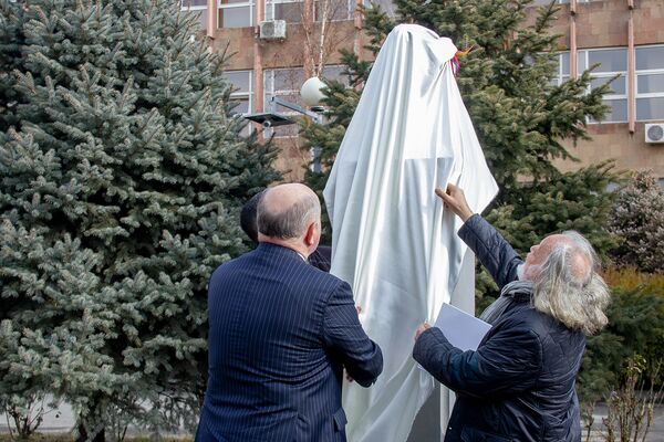 Երևանում տեղադրվեց Գրիբոյեդովի կիսանդրին. լուսանկարներ Երևանում տեղադրվեց Գրիբոյեդովի կիսանդրին. լուսանկարներ - Sputnik Արմենիա