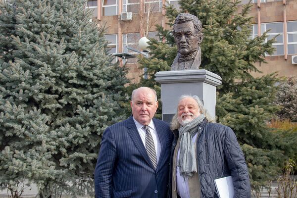 Երևանում տեղադրվեց Գրիբոյեդովի կիսանդրին. լուսանկարներ Երևանում տեղադրվեց Գրիբոյեդովի կիսանդրին. լուսանկարներ - Sputnik Արմենիա