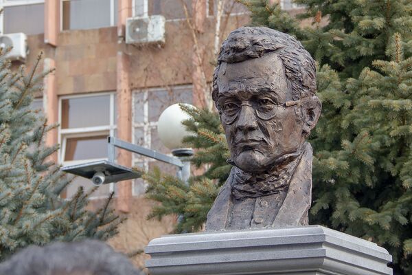 Երևանում տեղադրվեց Գրիբոյեդովի կիսանդրին. լուսանկարներ Երևանում տեղադրվեց Գրիբոյեդովի կիսանդրին. լուսանկարներ - Sputnik Արմենիա