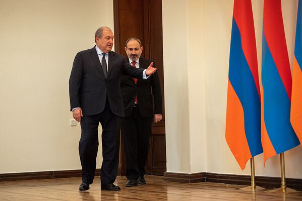 Президент Армен Саркисян и премьер-министр Никол Пашинян во время принятия присяги правительства Армении (30 января 2019). Еревaн - Sputnik Армения
