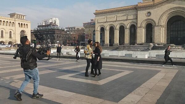 Популярный индийский певец снимает в Ереване клип о неземной любви к армянке Популярный индийский певец снимает в Ереване клип о неземной любви к армянке - Sputnik Армения