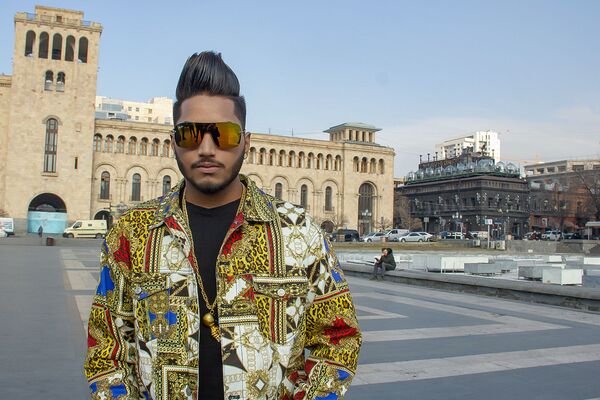 Популярный индийский певец снимает в Ереване клип о неземной любви к армянке Популярный индийский певец снимает в Ереване клип о неземной любви к армянке - Sputnik Армения