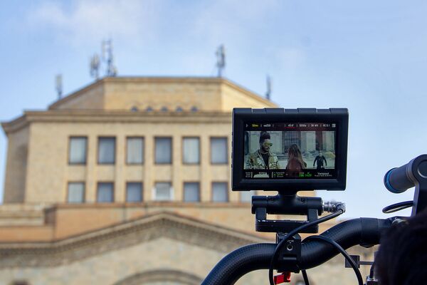 Популярный индийский певец снимает в Ереване клип о неземной любви к армянке Популярный индийский певец снимает в Ереване клип о неземной любви к армянке - Sputnik Армения