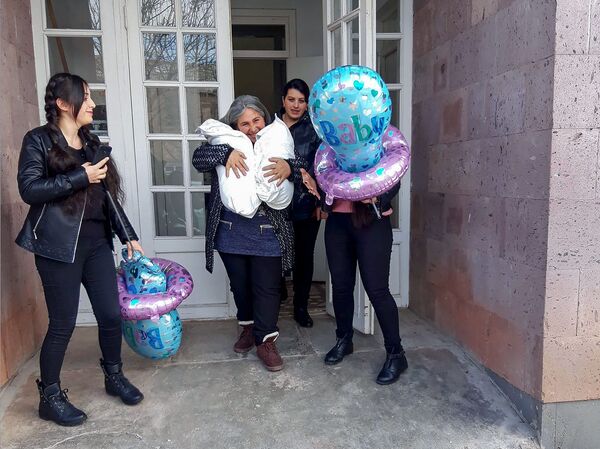 Известно состояние новорожденных близнецов — братьев погибшего в Карабахе Карена Даниеляна - Sputnik Армения