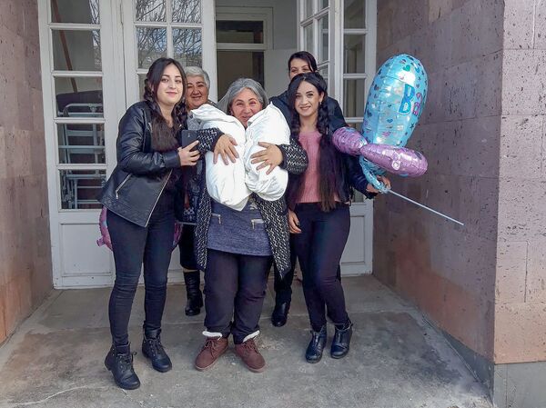 Известно состояние новорожденных близнецов — братьев погибшего в Карабахе Карена Даниеляна - Sputnik Армения