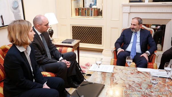 Премьер-министр Армении Никол Пашинян встретился с директором немецкого гос.банка KfW в Восточной Европе Олафом Зимелки (31 января 2019). Кельн - Sputnik Արմենիա